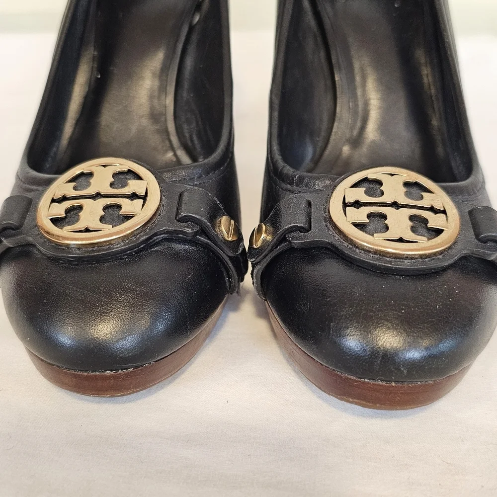 Tory Burch Wooden Tall Heel Calista Pumps Gold Logo